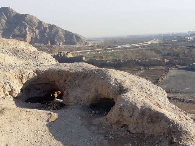 نمونه حفاری غیرمجاز در بین سازه‌های باقی مانده دژ